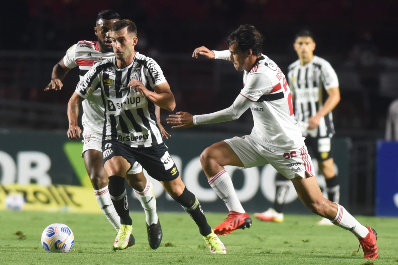 São Paulo e Santos continuam na Série A do Brasileirão