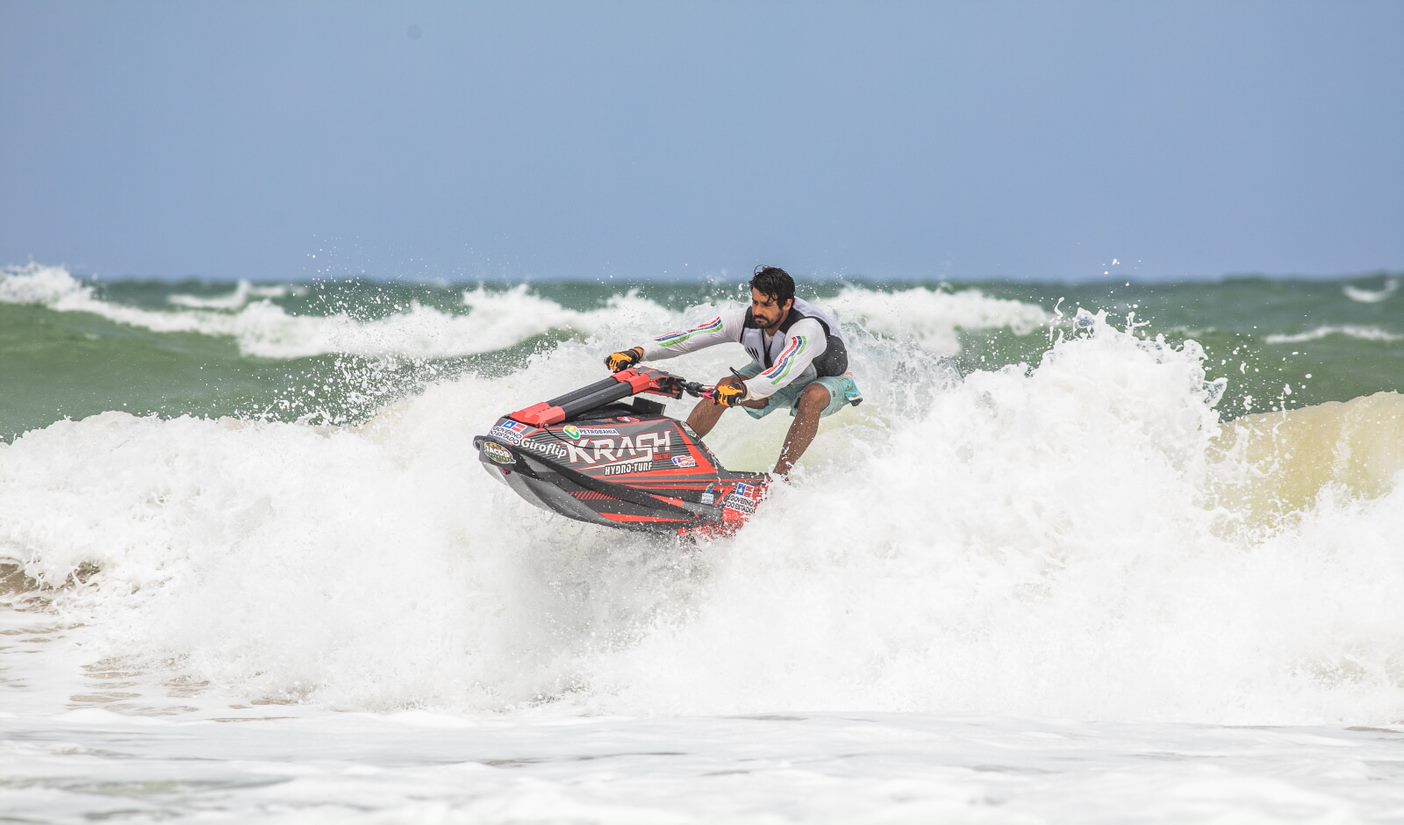 Bruno Jacob treina para as finais do Mundial de Motosurf