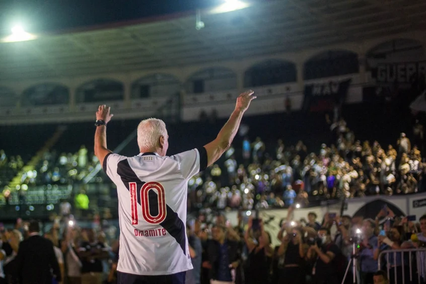 Futebol órfão dos camisas 10