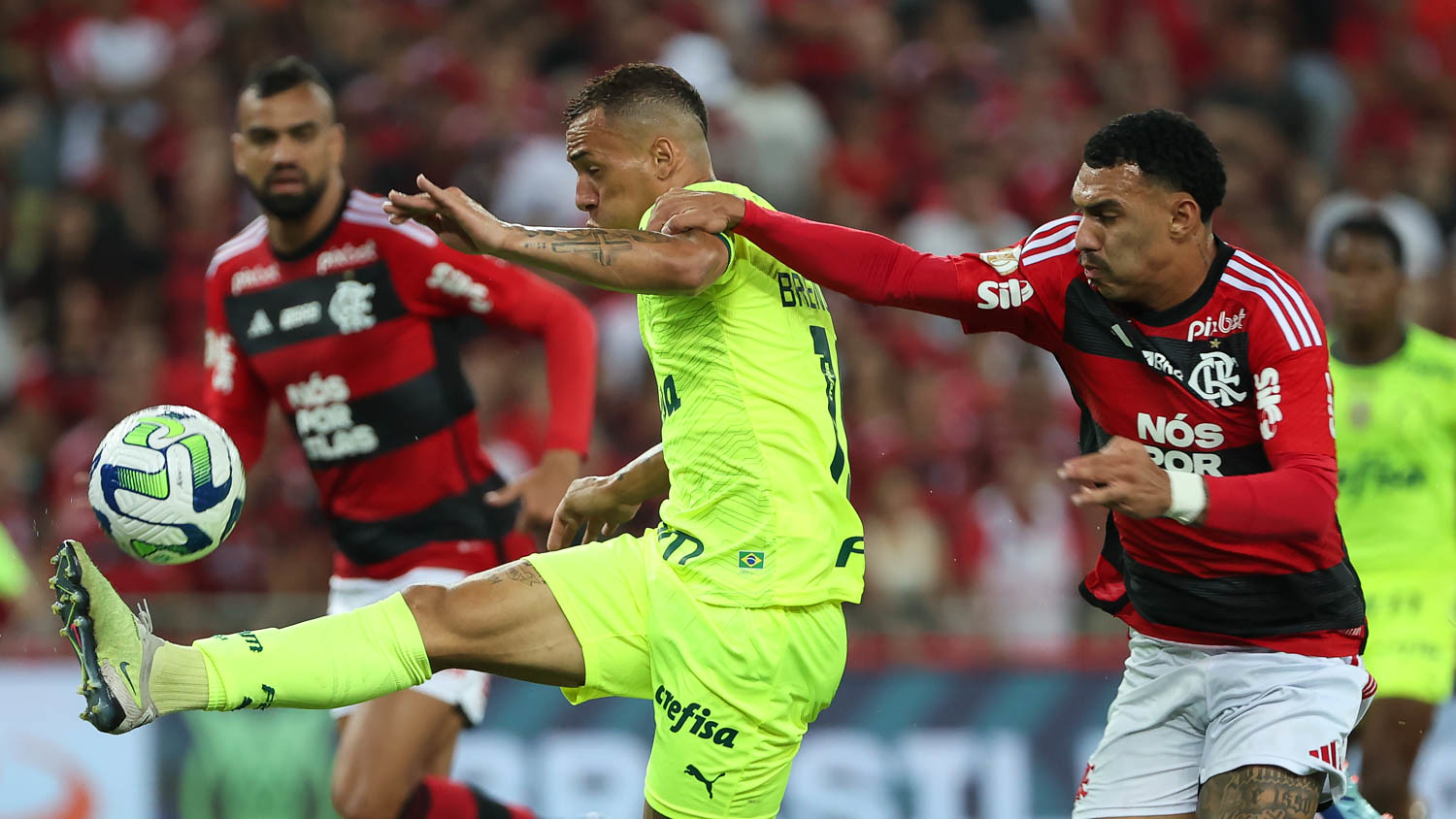 Flamengo goleia e está na briga