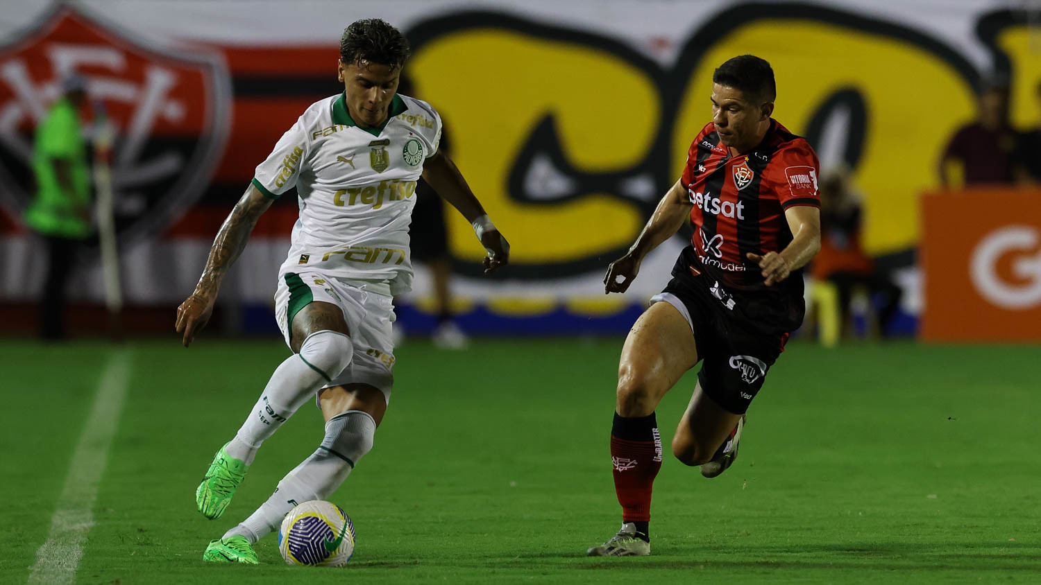 Bicampeão estreia com vitória