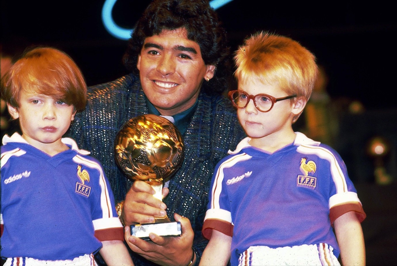 Bola de Ouro de Maradona vai à leilão