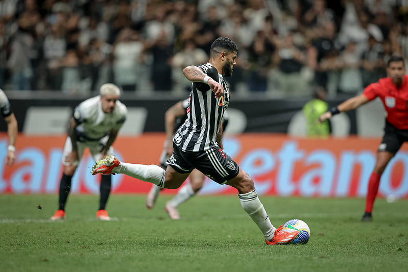 Hulk garante o Galo em Minas