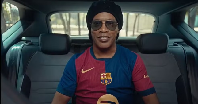 Ronaldinho apresenta camisa do Barça; veja vídeo