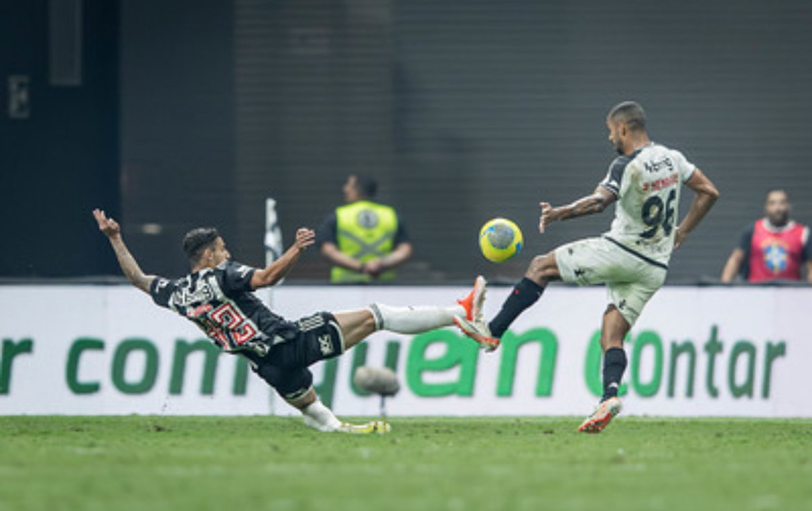 Galo vira e abre vantagem