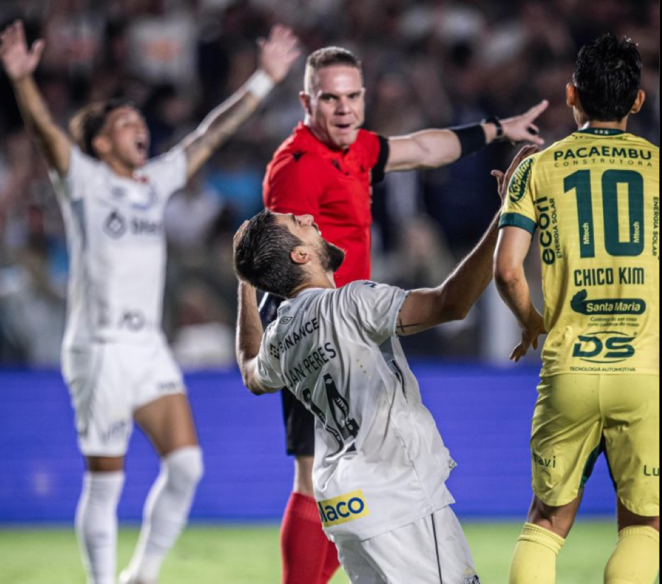 Líder, Santos vence na Vila