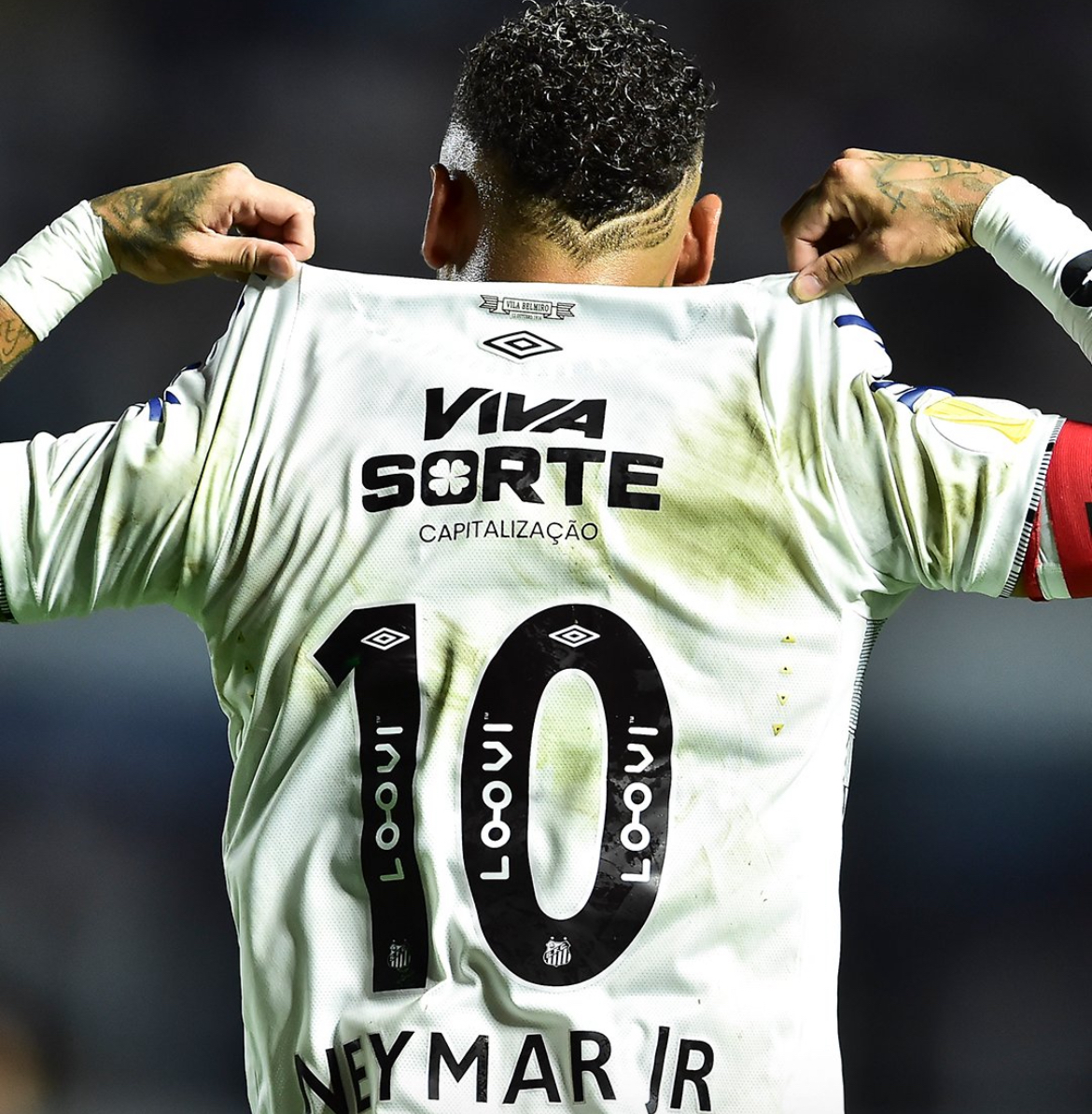 Neymar lidera Santos para semi